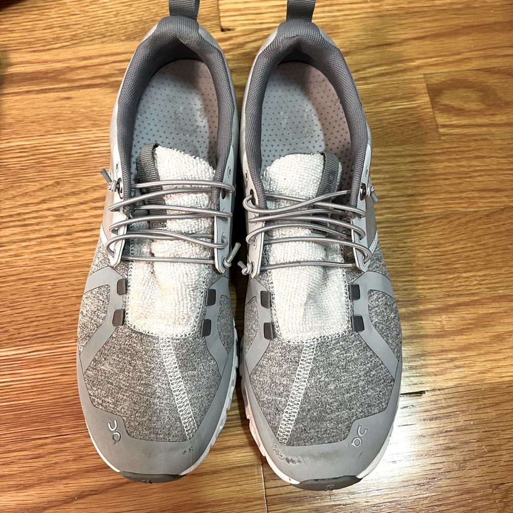 On Cloud Women’s 5 Terry size 9 in Glacier/Lunar